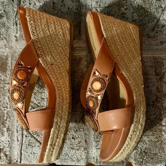 REACTION KENNETH COLE, Espadrille Wedges, size 6.5,  Coral Pink - Picture 4 of 7